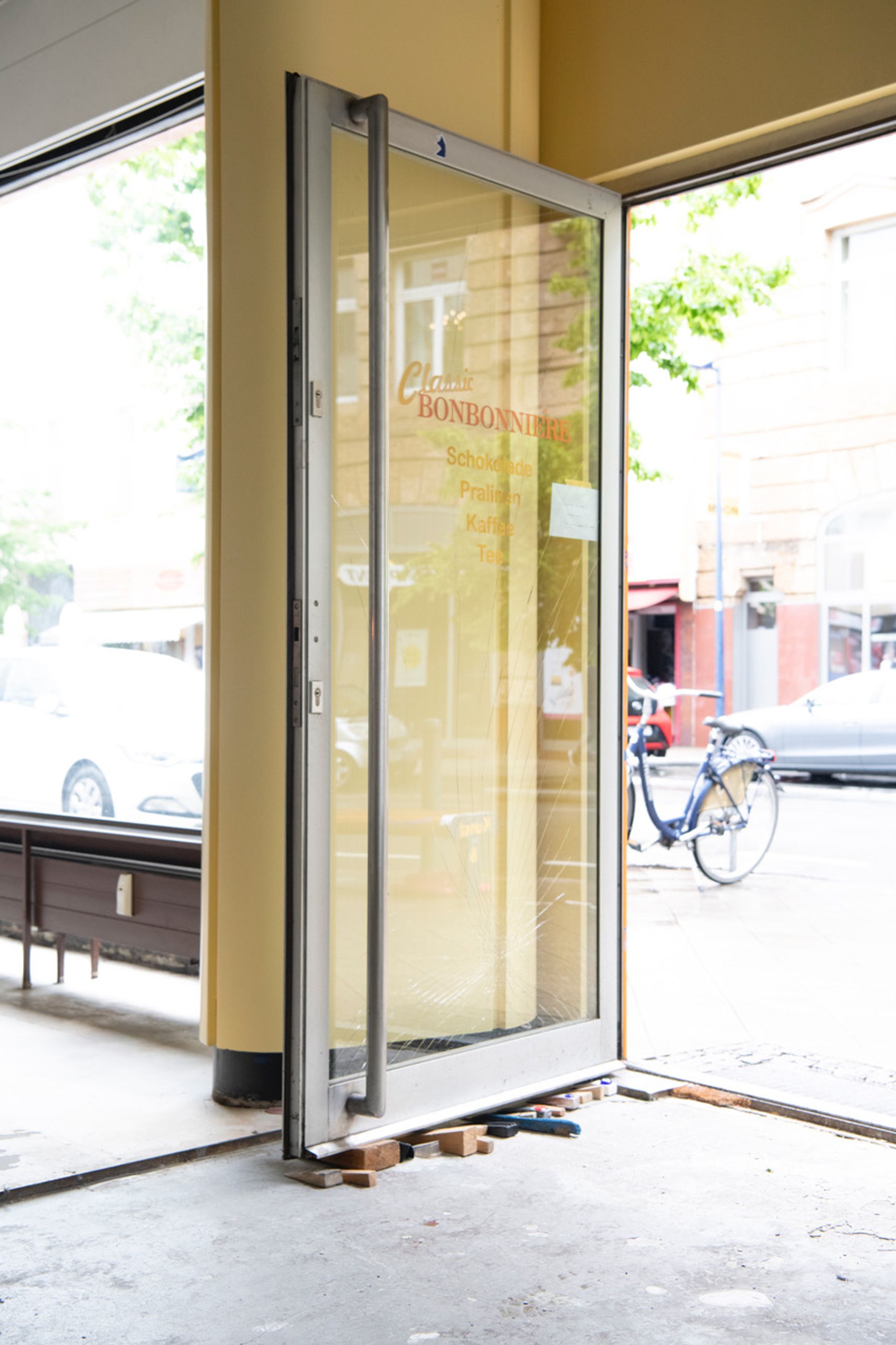 Skulptuerchen, 2015/16, stolen doorstops, dimensions variable