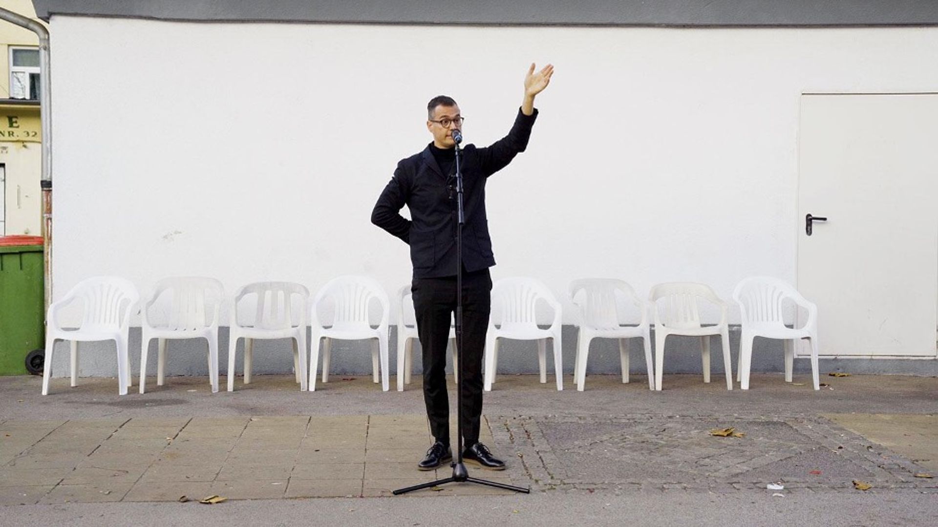 Peeing in Public,, 2021, performance/video, Kunstverein Kevin Space, Vienna, 21:10 min,Link to video