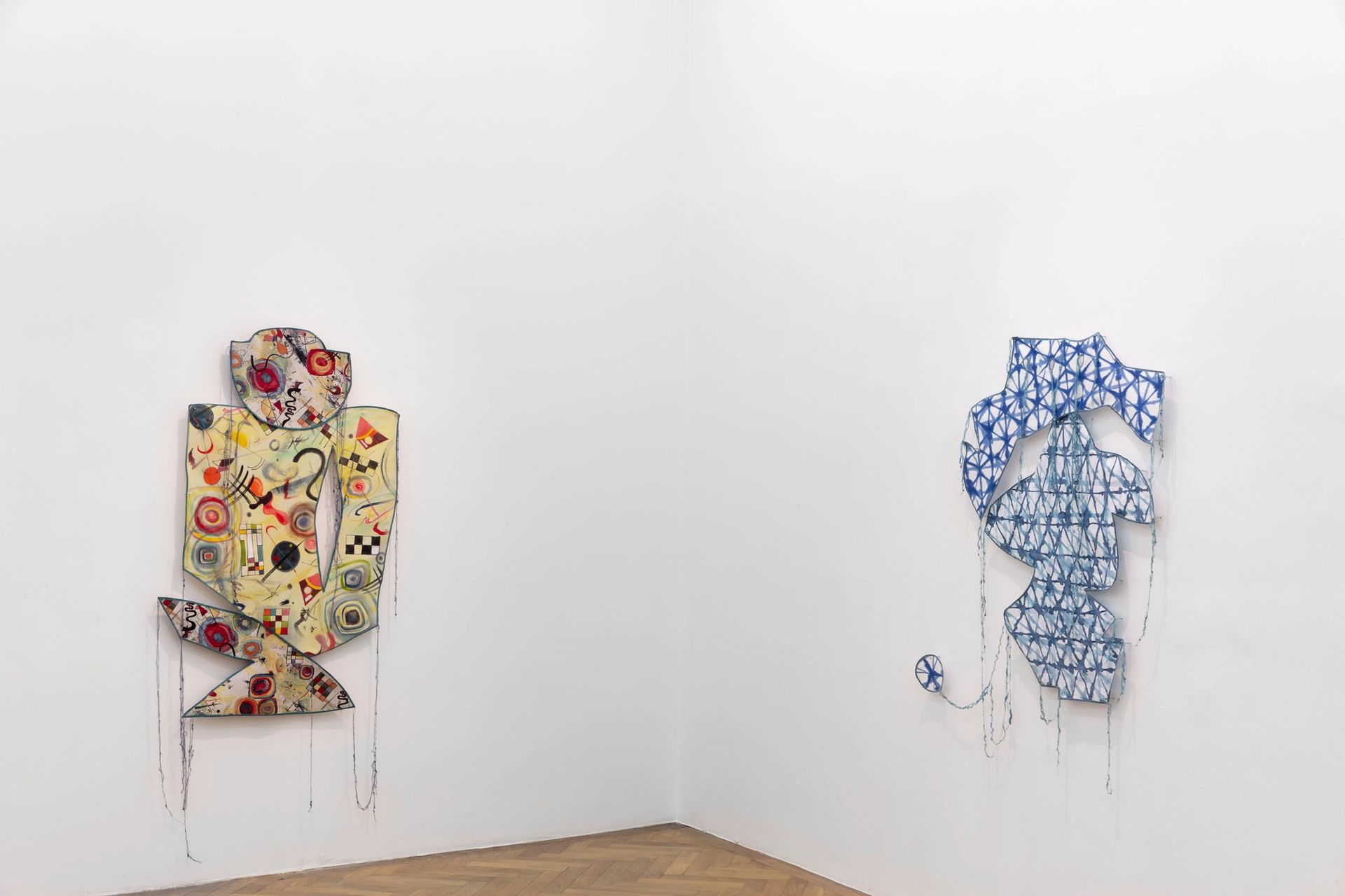 From left: Mozo con smoking, 2022, Industrial textiles and copies of the patterns painted by hand, 148 × 95 cm
/
Passant mit Zylinder, 2021, Industrial textiles and copies of the patterns painted by hand, silkscreen print, 116 × 116 cm