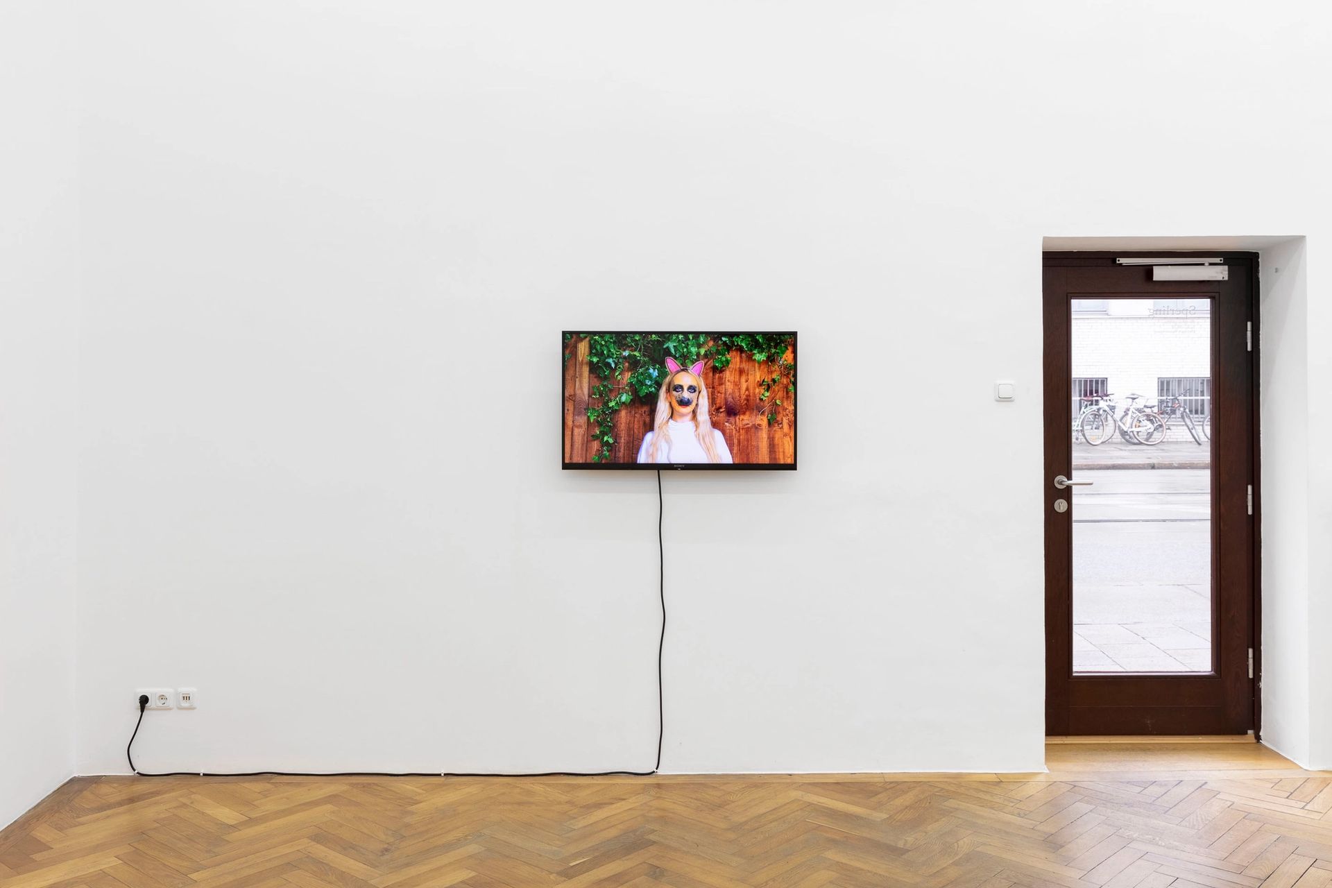 Marianna Simnett, “Tito’s Dog”, 2020, HD digital video, sound 6min, 56 sec, Courtesy the artist and Société, Berlin, photo: Sebastian Kissel