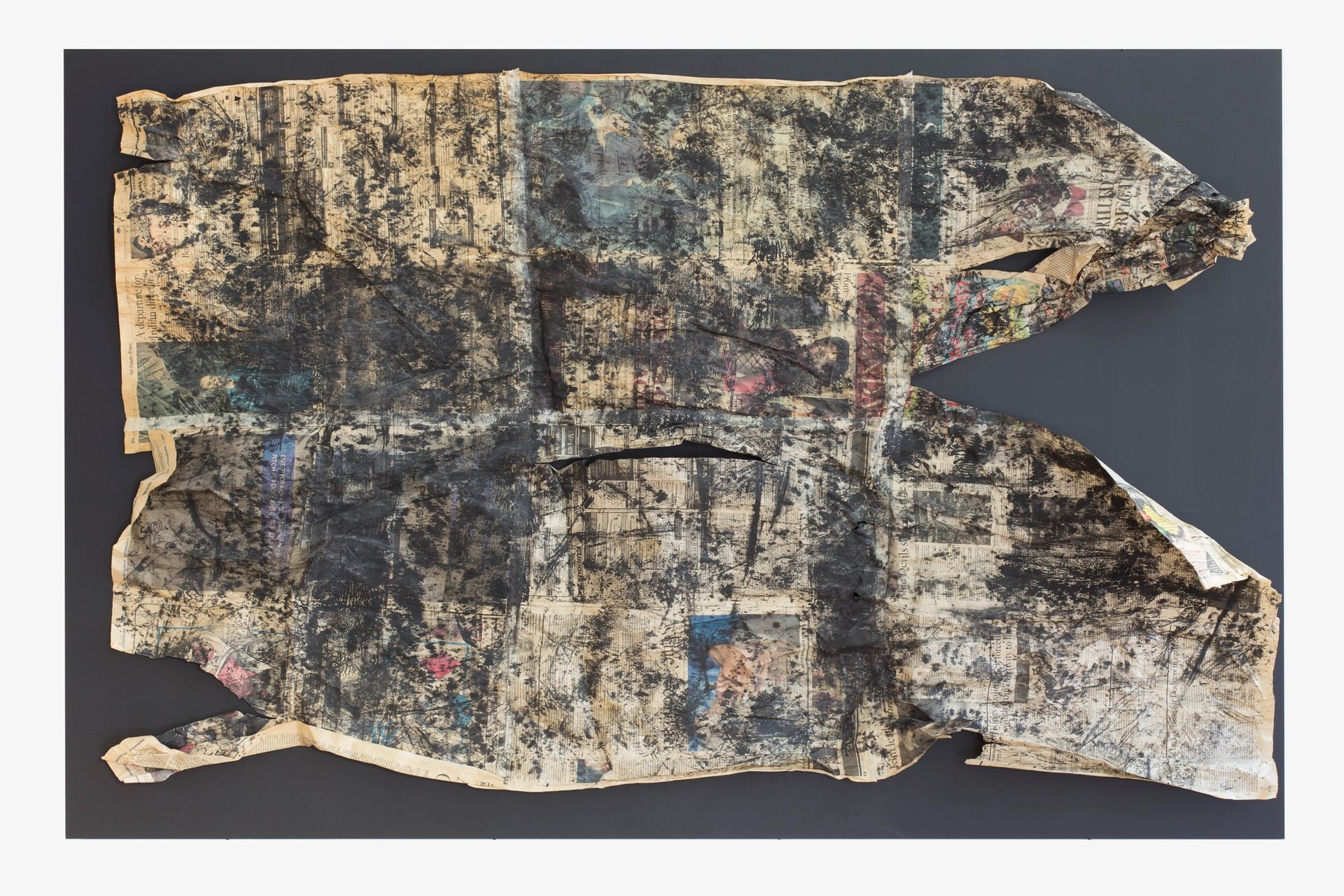 Anna McCarthy, Filthy Rich Earth, 2015, Frottage - Zeitungspapier auf MDF-Platte, 110 × 170 cm
