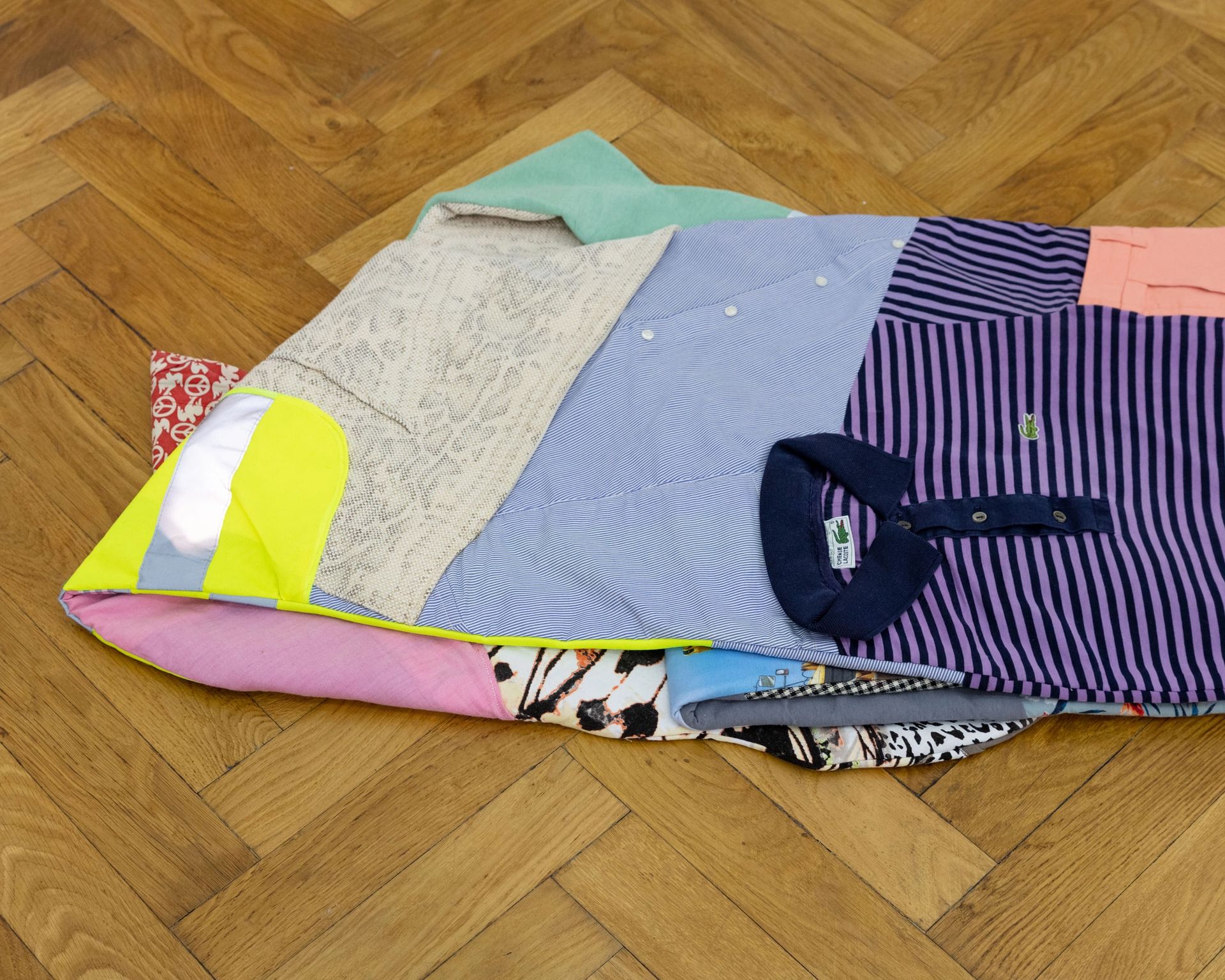 Malte Zenses, Du und Ich, sehr müde #2, 2020 second hand garments, 120 × 300 × 4,5 cm, photo: Sebastian Kissel