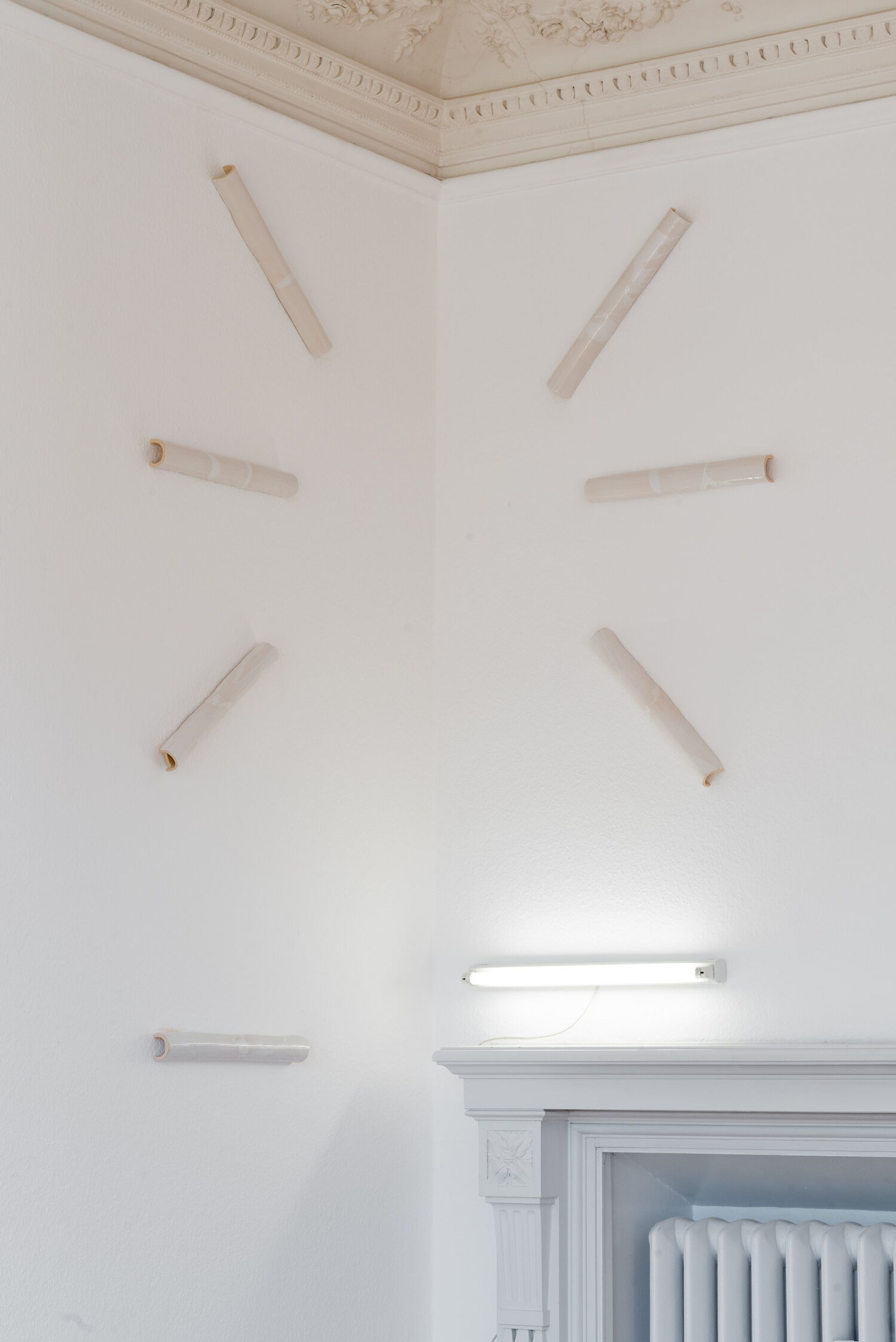 Malte Zenses, weiches Marmor, 2017, ceramics and neon light, 6 × 4 × 50 cm
