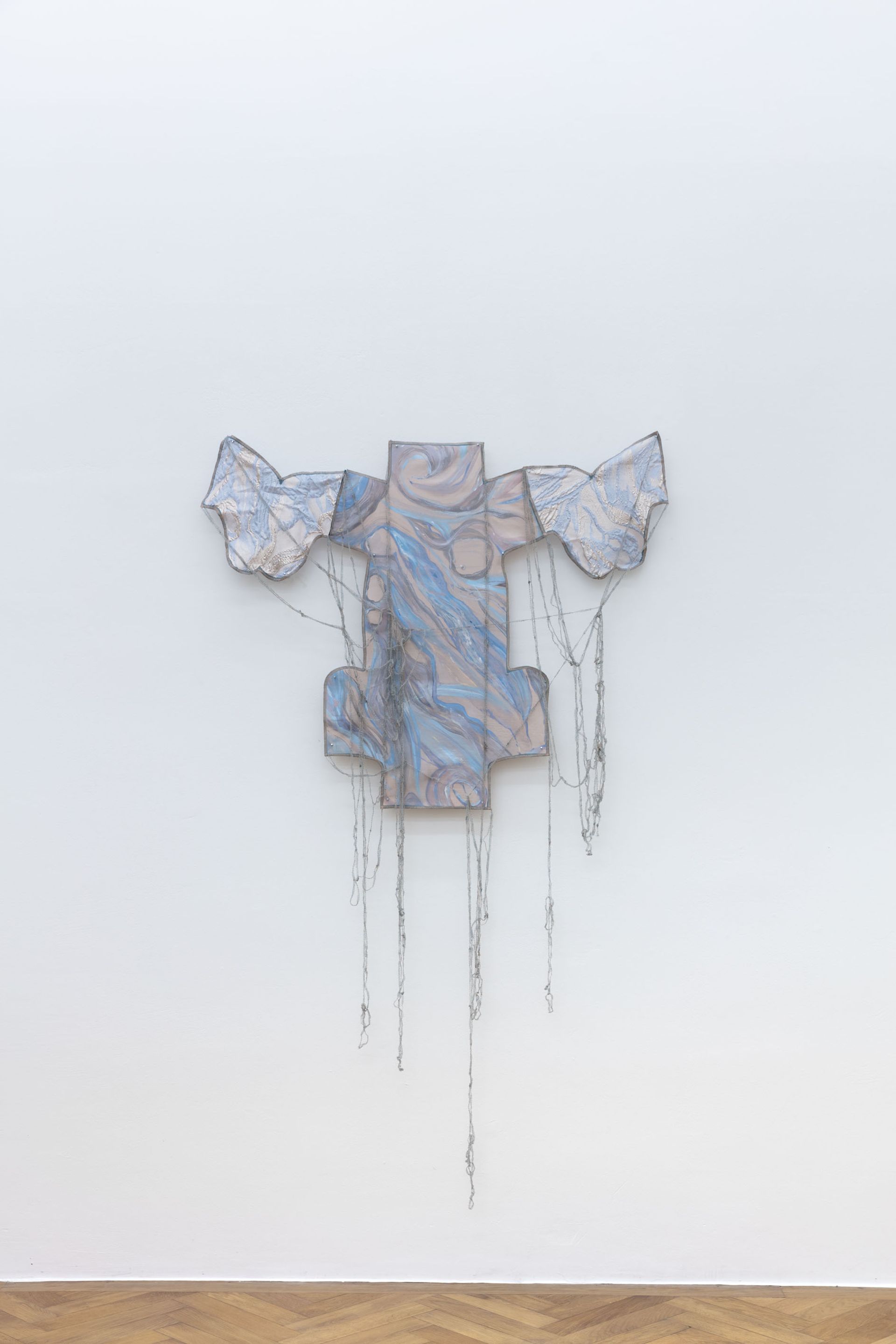Ana Navas, Poularde auf Silbertablett, 2021, Industrial textiles and copies of the patterns painted by hand, 88 × 115 cm