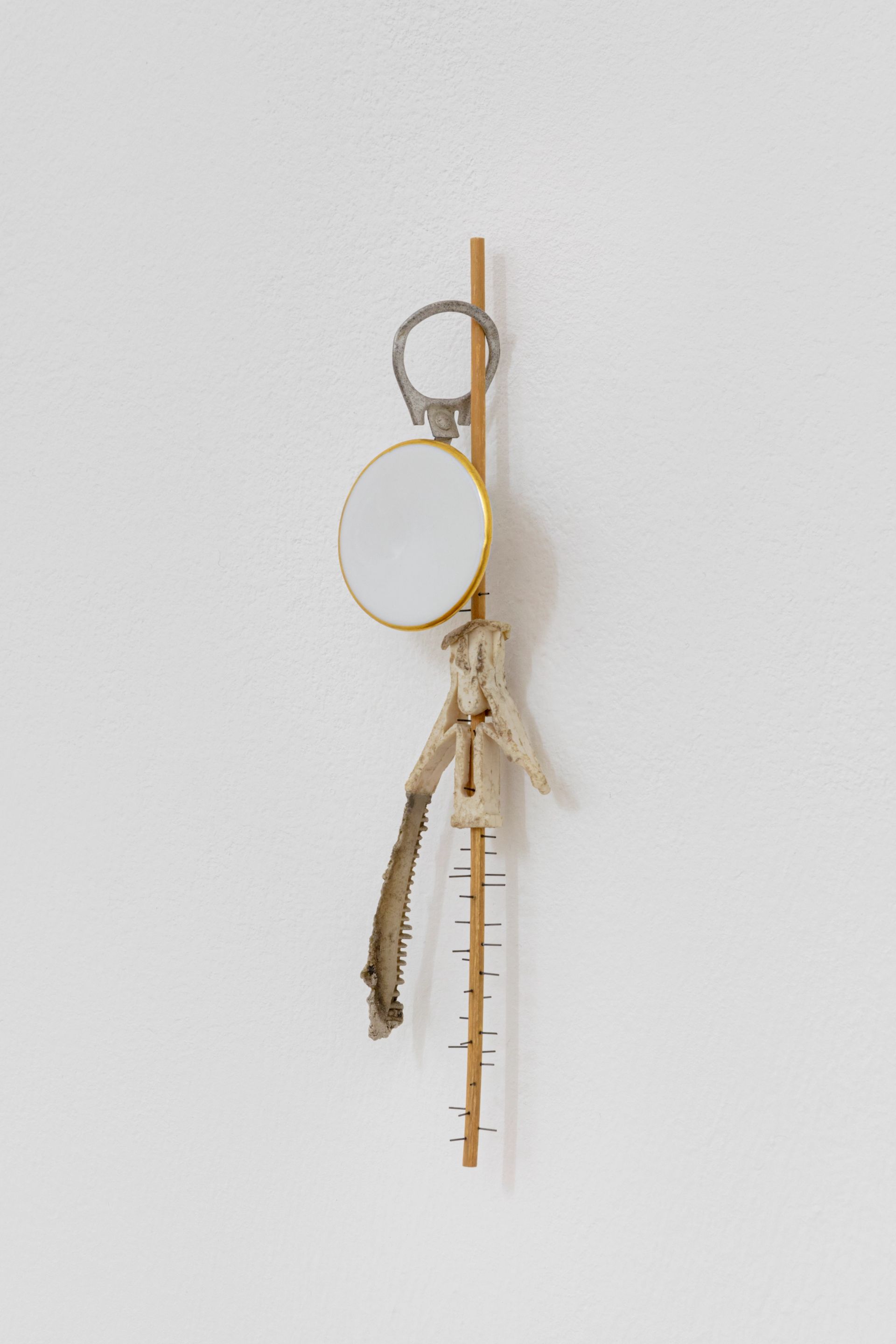 David Fesl, Untitled, 2022, plastic, plastic comb, oak skewer, porcelain teapot knob, tin lid, mechanical pencil refill, 18 × 4.2 × 1.9 cm, photo: Sebastian Kissel