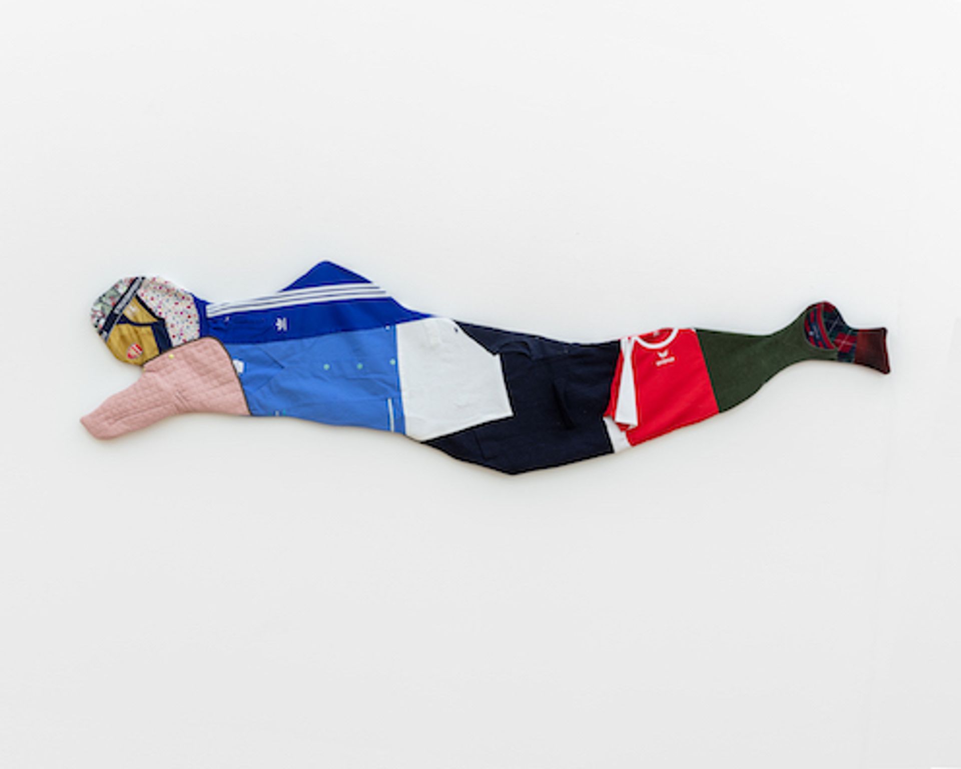 Du und Ich, sehr müde #1, 2020, second hand garments, 270 × 60 × 4.5 cm, photo: Sebastian Kissel