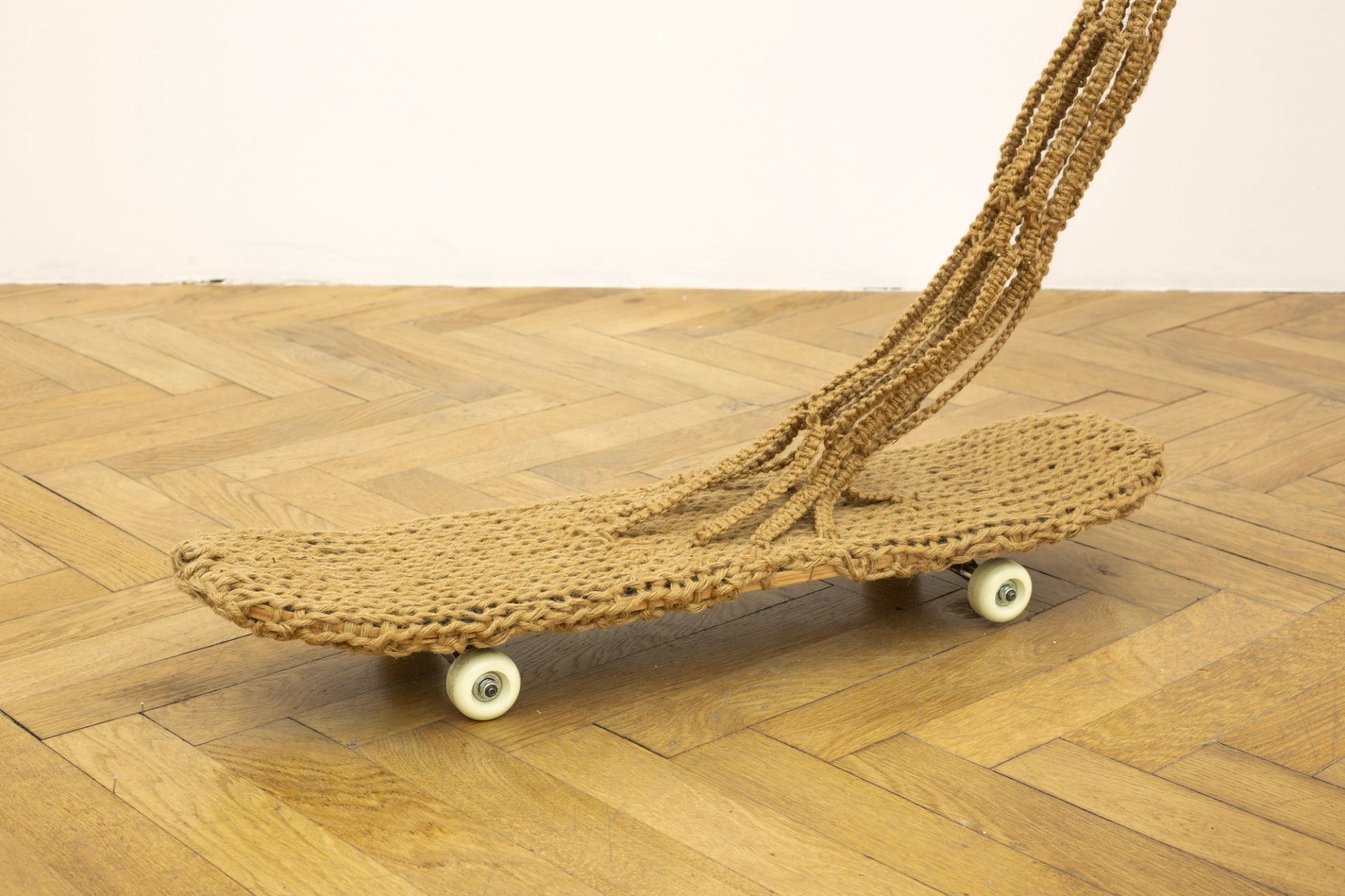 Maddy Arkesteyn, Untitled (from the series: Brancusi’s Psychosis Goes Exotic), 2010, Macramé (knotted rope), skateboard, trolleys, wire
300 × 233 × 35 cm, photo by Constanza Meléndez