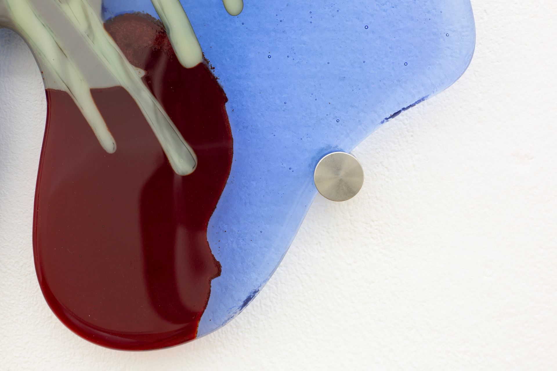 Ana Navas, Vase pouring prints, 2023, fused glass, 141 × 75 × 2 cm, (Produced at MAKE, Eindhoven, NL), photo by Constanza Meléndez