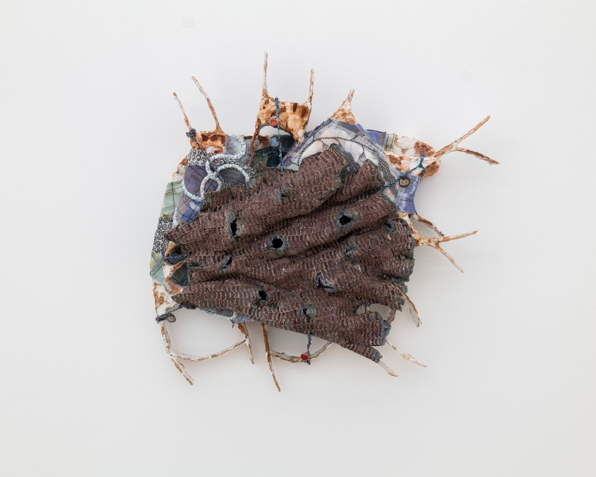 Isabel Nuño de Buen, Codex 50 (thinking of you – 1.8. light years distant), 2025, Paper maché, wire, glazed ceramic, yarn, transparent paper, paper, graphite, charcoal, watercolor, muslin, hand dyed fabric, hand made cords
47.5 × 48 × 12 cm (Courtesy: Chris Sharp, LA)