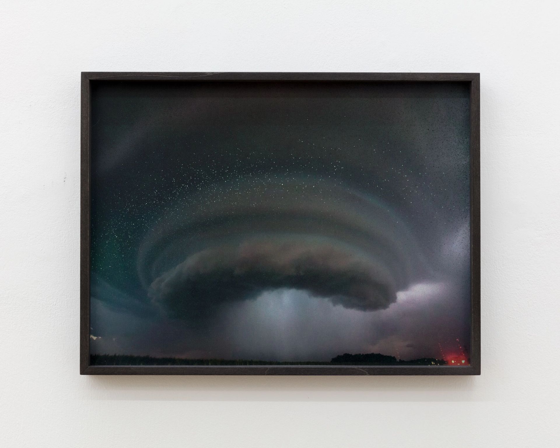 Anna Vogel, Closing window, 2019
lacquer on pigment print, framed in lime, anthracite, artglass
30 × 40 cm
3 variations

Photo: Sebastian Kissel