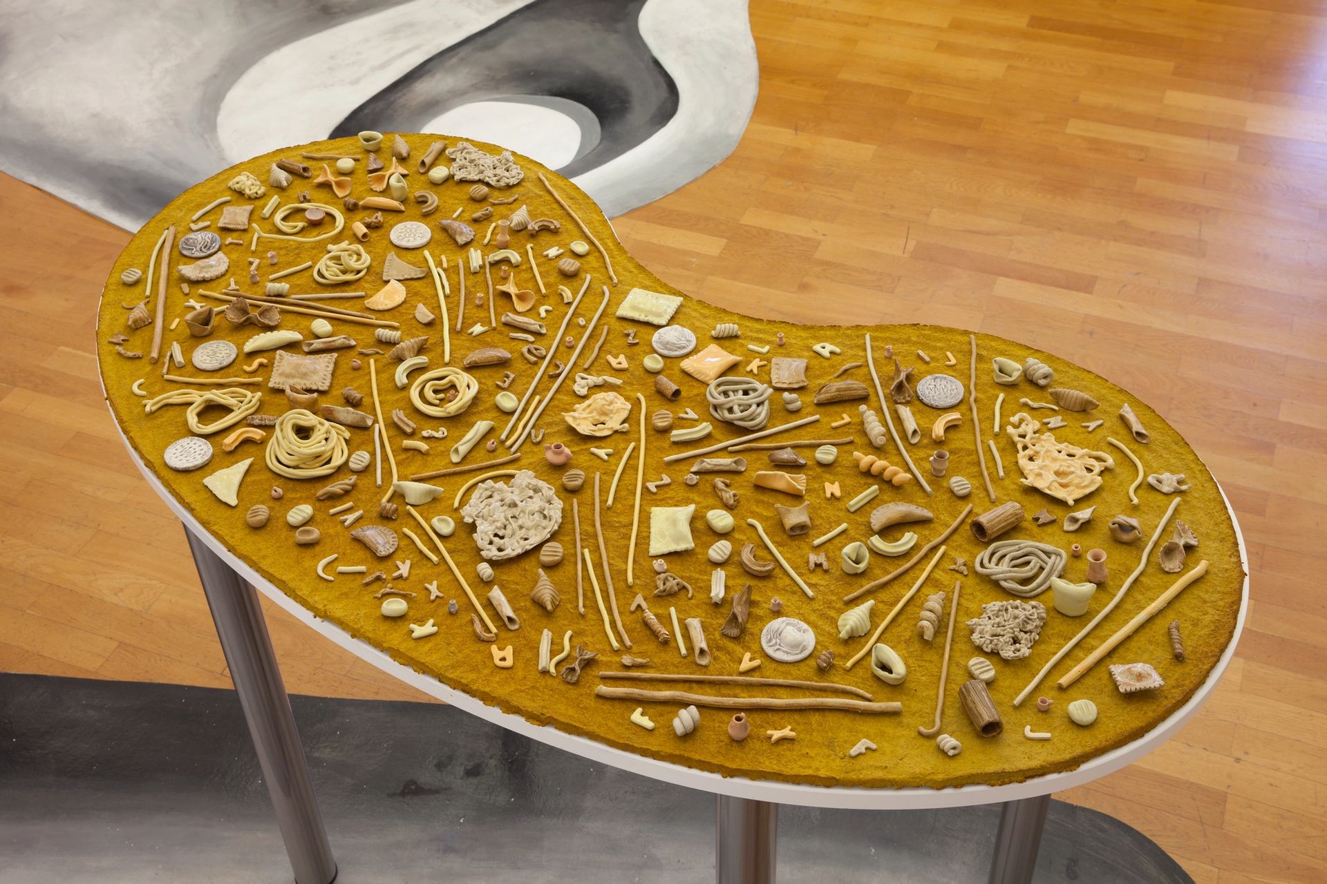 Ana Navas, Nudeln, ,2017, ,glazed ceramic, papier mâché, table, photo: Henning Krause,
