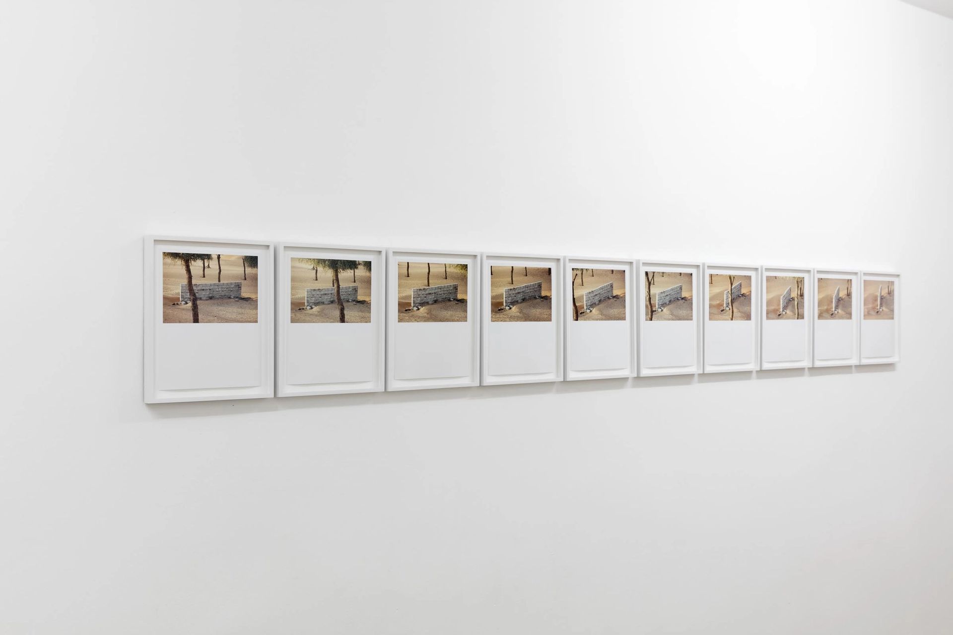 Daniel Gustav Cramer, Tales (Nazwa, United Arab Emirates, October 2017), 2017, 10 c-prints, framed, each 25 × 20 cm 