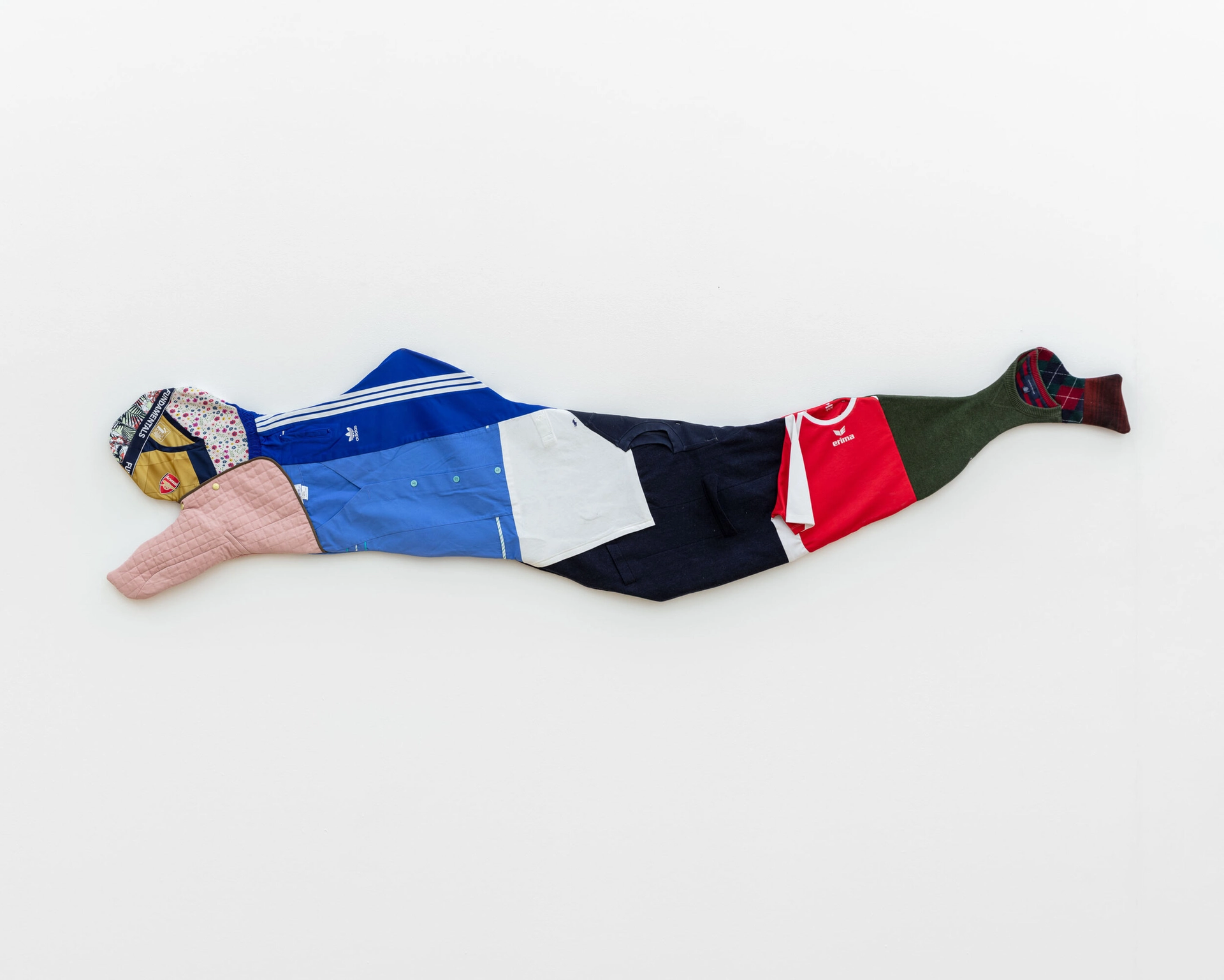 Malte Zenses, Du und Ich, sehr müde #1, 2020, Second-Hand Garments, 270 × 60 cm | 106 1/3 × 23 2/3 in, photo: Sebastian Kissel