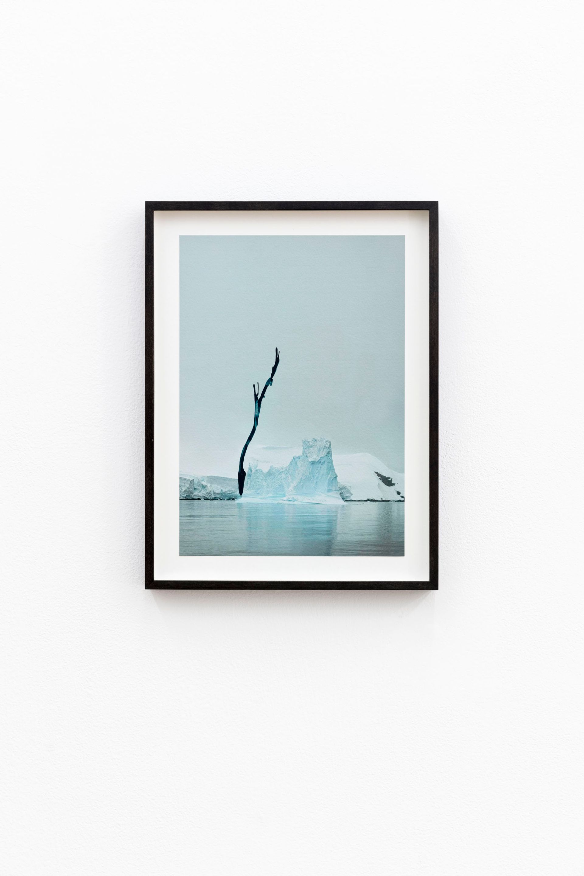 piqalujak / Eisberg, 2023, pigment print on watercolor paper, 28,3 × 20 cm, frame: 34 × 25,6 × 2,9 cm