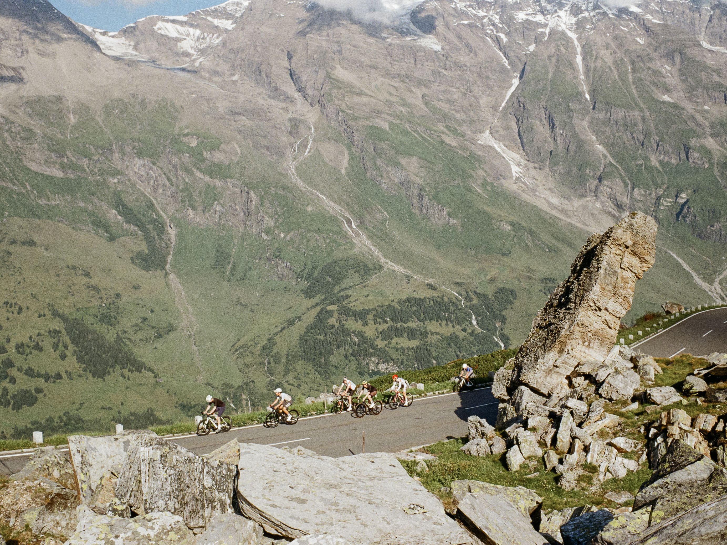 mankei riders heading past the soon-to-be-infmaous Thorn on the Horn segment