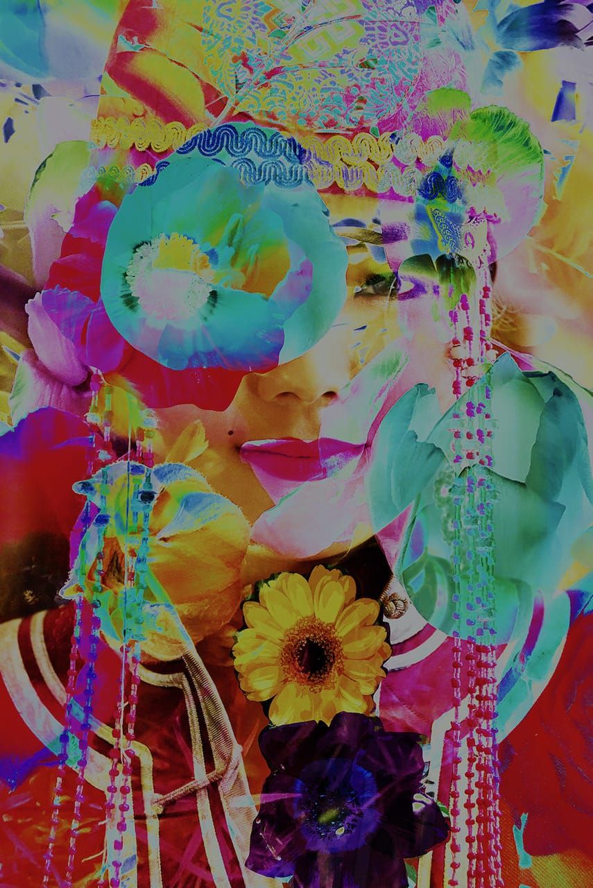 Ute Bruno Collage digitale Ritratto di donna asiatica Sovrapposizione di fiori colorati Solarizzazione
