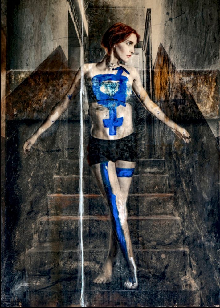 Martina Chardin abstrakte Fotografie nacktes Model mit blauer Farbe und Überlagerung Struktur im Treppenhaus