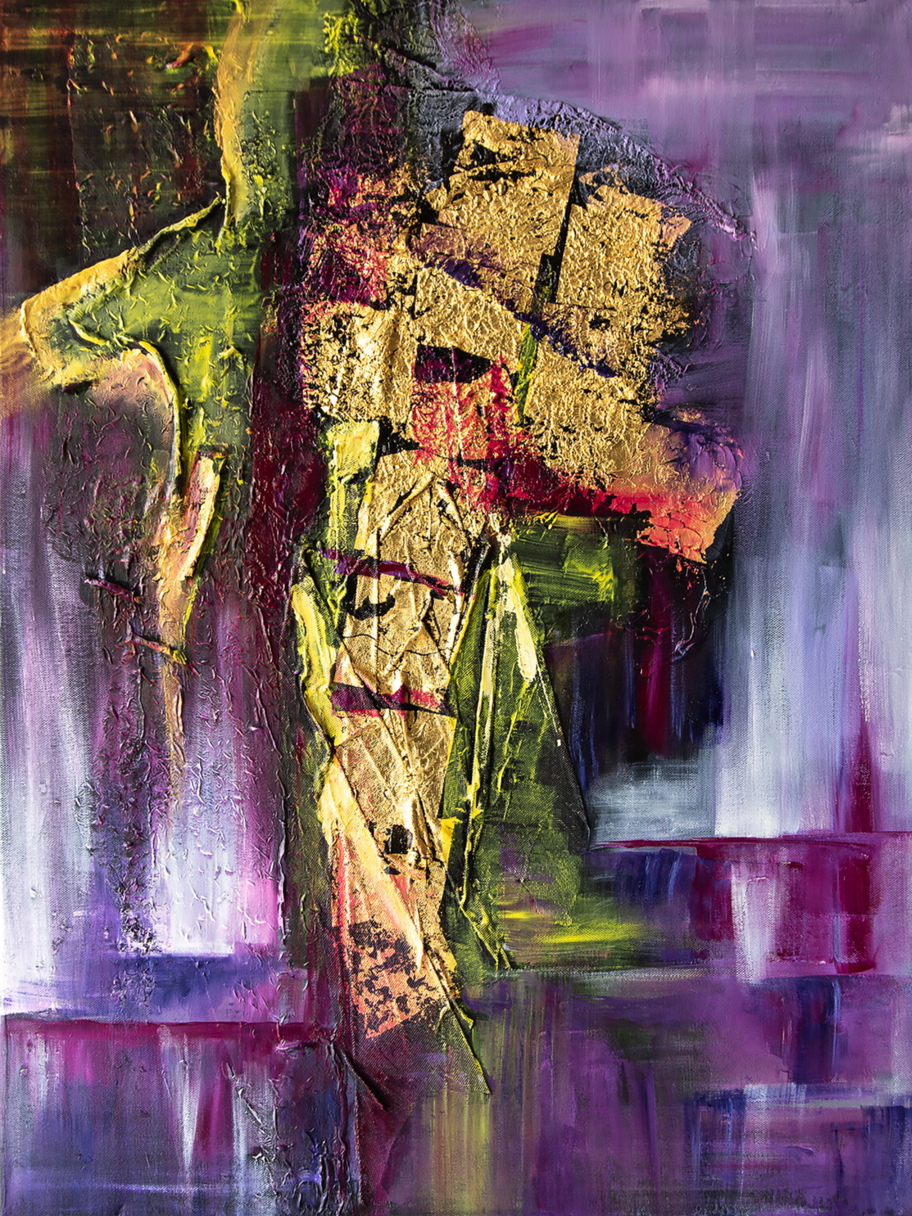 La peinture abstraite "Spectral" de Françoise Dugourd-Caput présente une abstraction lyrique, dans une gamme colorée de violet et de vert qui accompagne l'or des feuilles collées sur le mélange Avec de l'imagination, nous pouvons voir une silhouette qui émerge derrière un tas d'or, donnant l'impression de porter un lourd fardeau ou d'essayer d'y échapper