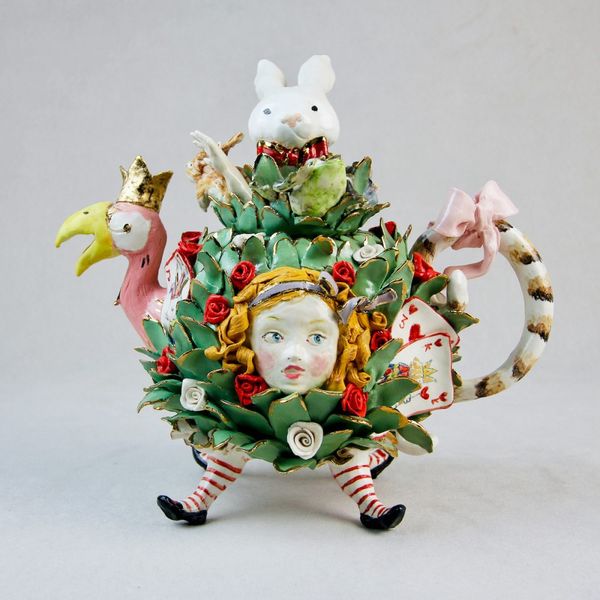 Cecilia Coppola Teekanne mit Alice im Wunderland Kopf im Rosenbusch mit weißen Kaninchen und Flamingo Teekannenhals  