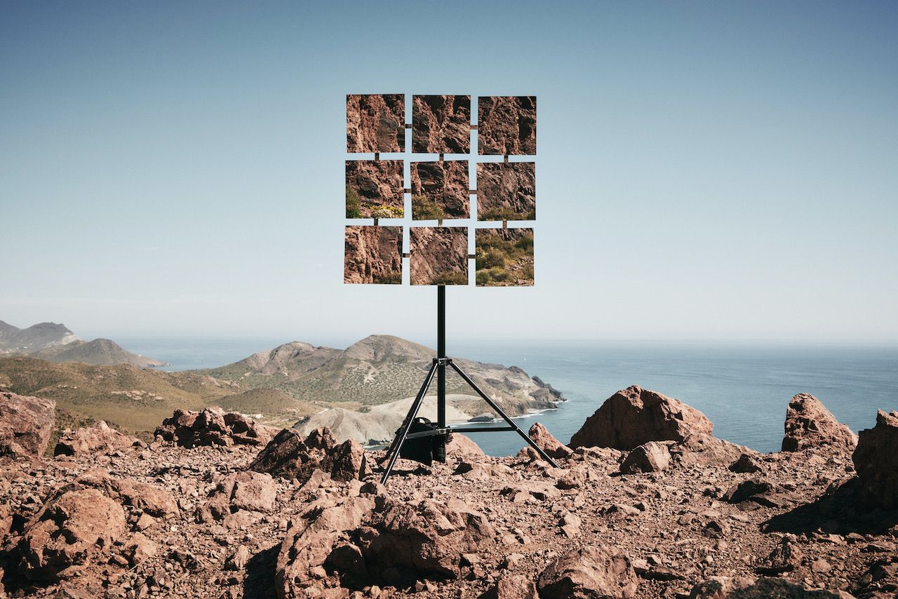 Michael Haegele Fotografie steinige Küsten Landschaft  mit neun angeordneten Spiegeln auf Stativ 