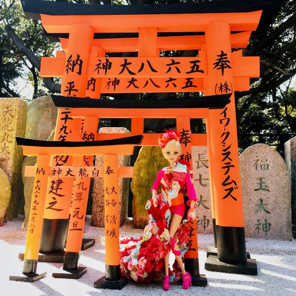 Delia Dickmann Fotografie Barbie in pink und rot gemustertem Kleid mit Schleppe in Fushimi Inari-Taisha Japan orange
