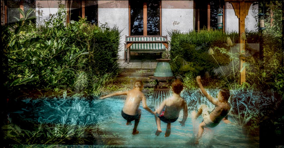 Martina Chardin abstrakte Fotografie composition Personen vor Haus springen in den Pool