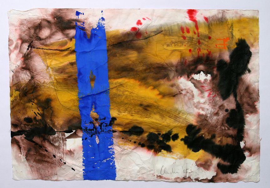 Martina Chardin abstrakte Malerei gelb braun schwarze Farbe im Verlauf auf beigem Hintergrund mit blauem vertikalen Pinselstrichen