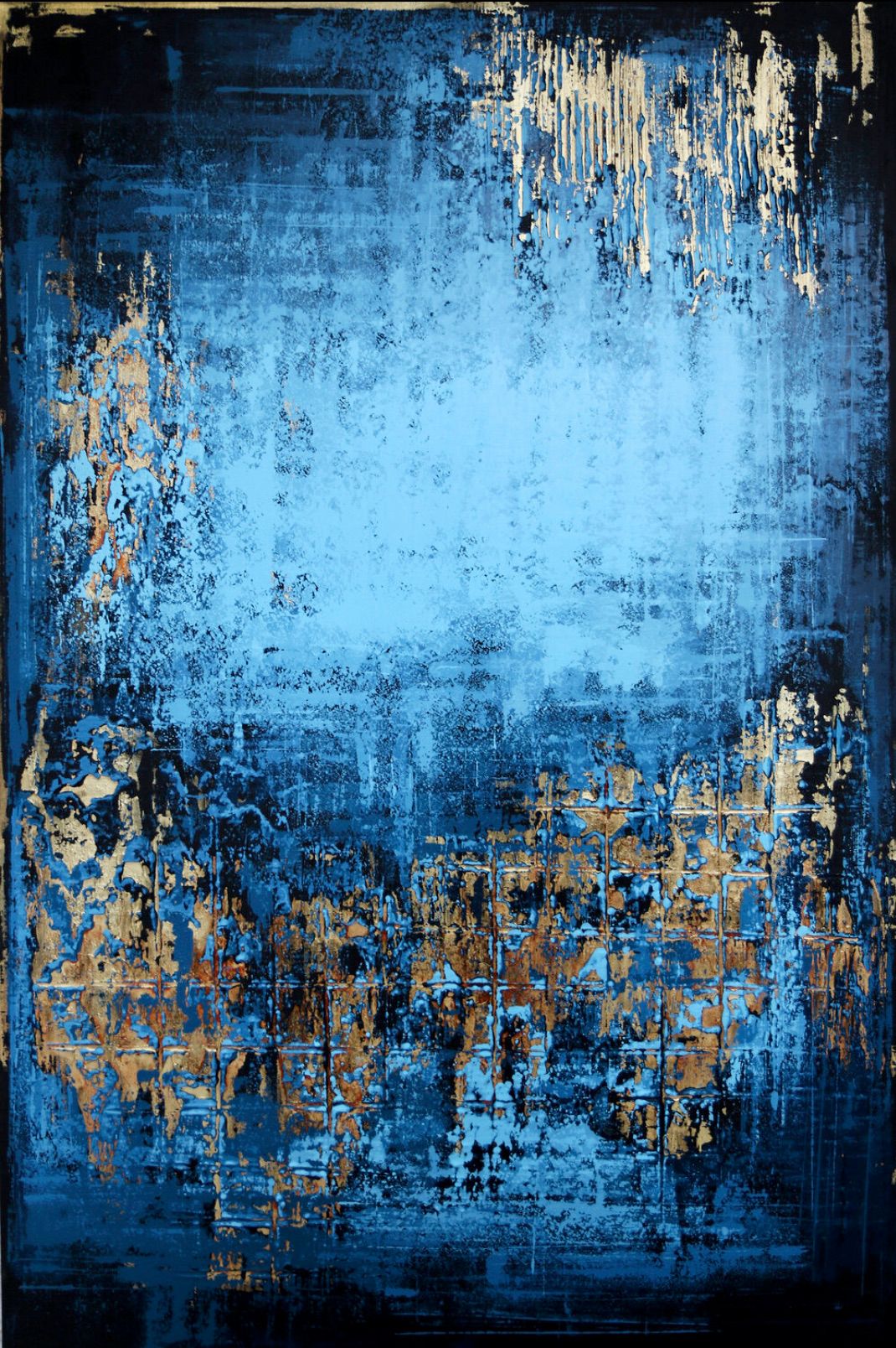 In Inez Froehlich's "MIDSUMMER NIGHT" abstraktes Gemälde dominieren die Farben, Kupfer, Gold, Blau, Blau und Blau. Der Stil des Gemäldes ist Shabby chic, Industriestil, Vintage, Retro, Boho, rustikal.