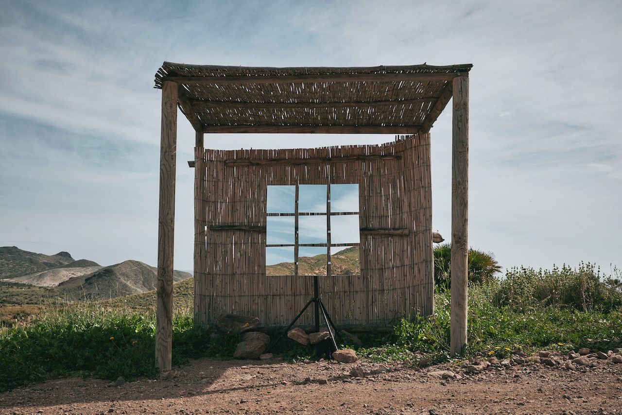 Michael Haegele foto padiglione di paglia nel paesaggio con nove specchi disposti su un cavalletto