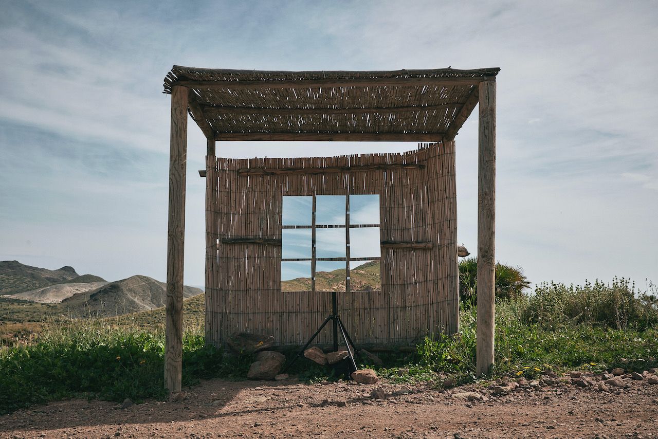 Michael Haegele Foto Stroh Pavillon in der Landschaft mit neun angeordneten Spiegeln auf einem Stativ