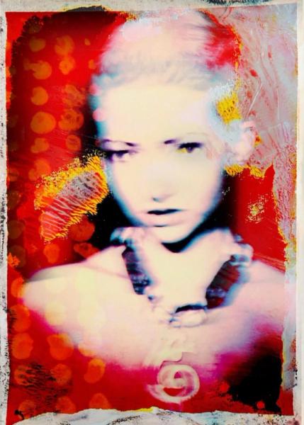 Manfred Vogelsänger abstrakte analog Fotografie Portrait blonde Frau verzerrte Überlagerung rot