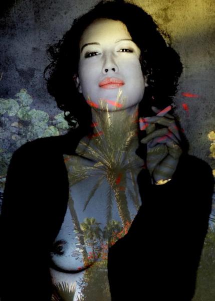 Manfred Vogelsänger abstrakte Fotografie Portrait Frau mit Zigarette und offener Brust Überlagerung mit Palmen
