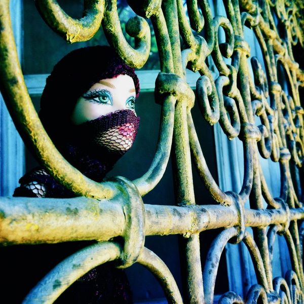 Delia Dickmann Fotografie verschleierte Barbie guckt durch Fenster Dekoration