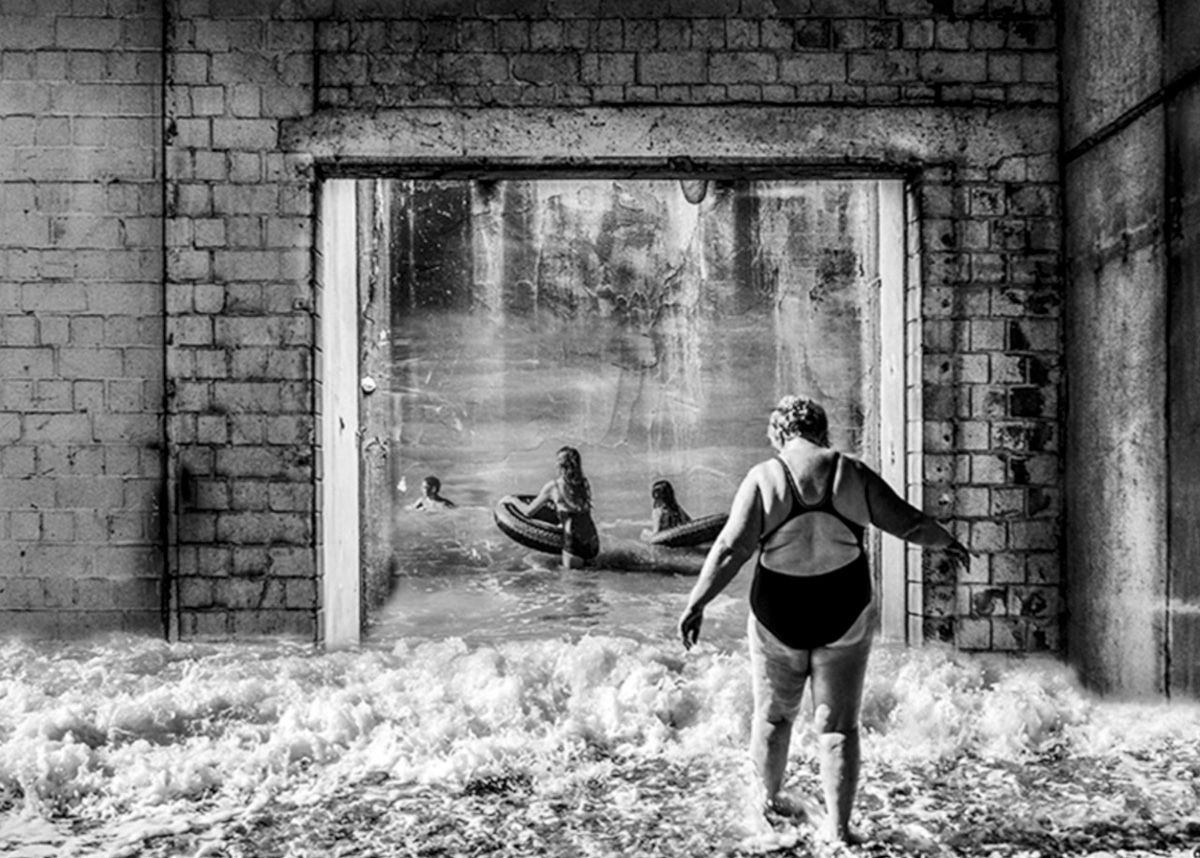 Martina Chardin Fotografie Composing schwarzweiß Mädchen in Schwimmreifen und dicke Frau im Bikini von Hinten in gefluteter Brick Stein Halle