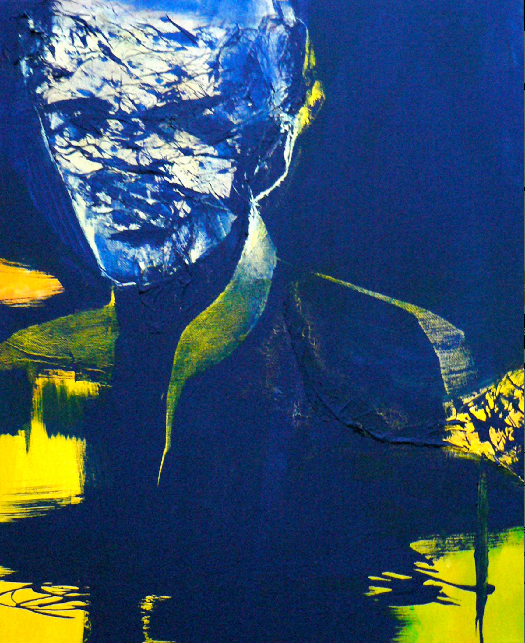 La peinture "Apparition" de Sylvia Baldeva montre un homme, caractère, nuit, visage, portrait collage d'acrylique et de papier de riz sur toile.  Les couleurs sont principalement le bleu et le jaune