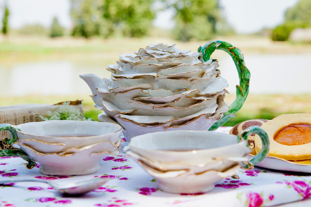 塞西莉亚-科波拉（Cecilia Coppola）白色陶瓷茶壶套装及茶杯，装饰有堆叠的花朵和叶子。