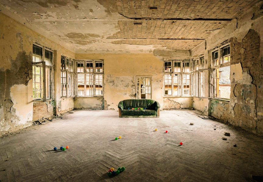 Georgia Ortner Fotografie lost place altes Wohnzimmer mit grüner Couch und bunten Plastik Bällen