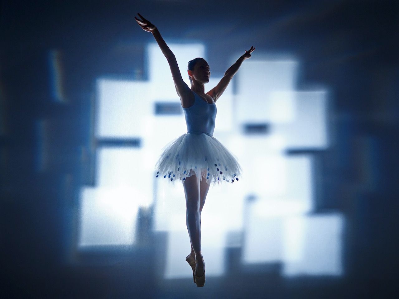 Michael Haegele abstrakte Fotografie Silhouette Ballerina im Tütü mit leuchtenden überlappenden Quadraten im Hintergrund