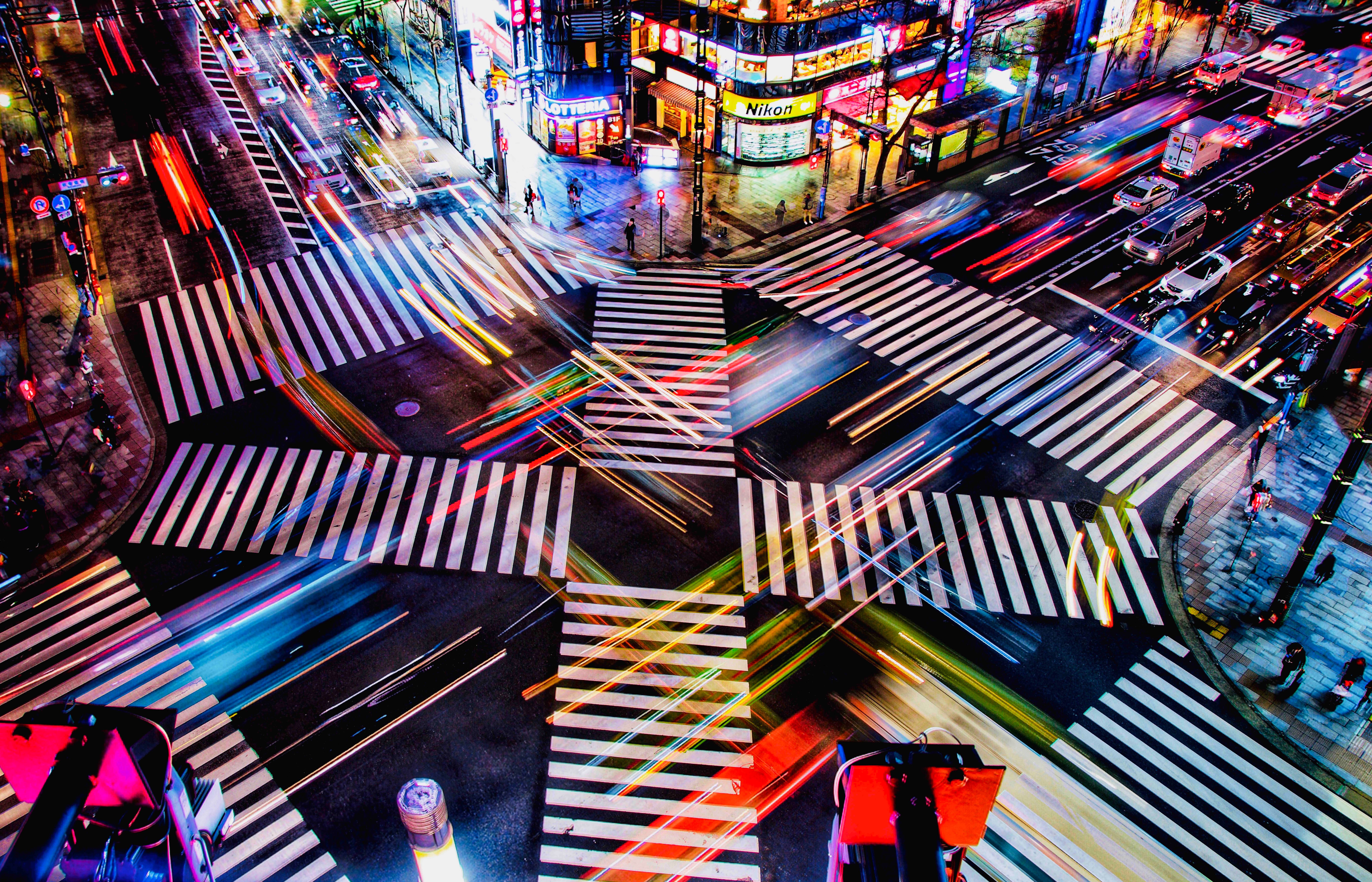 Manfred Vogelsänger Fotografía Larga exposición luces de colores en el paso de cebra de Tokio