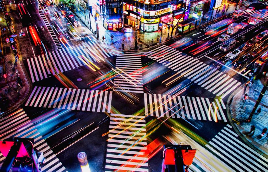 Manfred Vogelsänger Fotografie Langzeit Belichtung bunte Lichter am Tokyo Zebrastreifen 