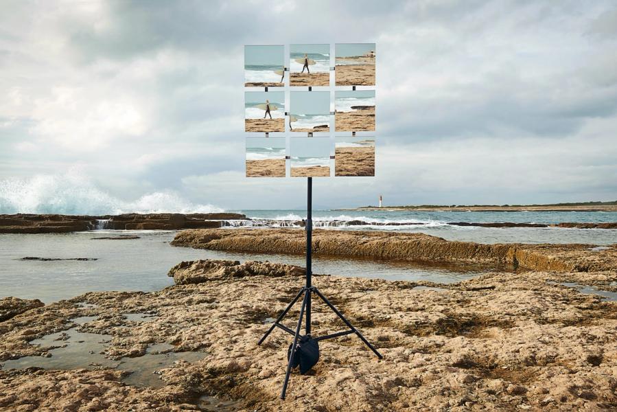 Michael Haegele拍摄海滩上的石质海岸，天空多云，三脚架上有九面排列的镜子。