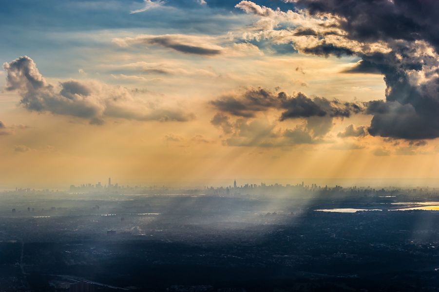 Joe Willems Fotografie Skyline Gotham City mit dramatischen Wolken und Sonnenstrahlen