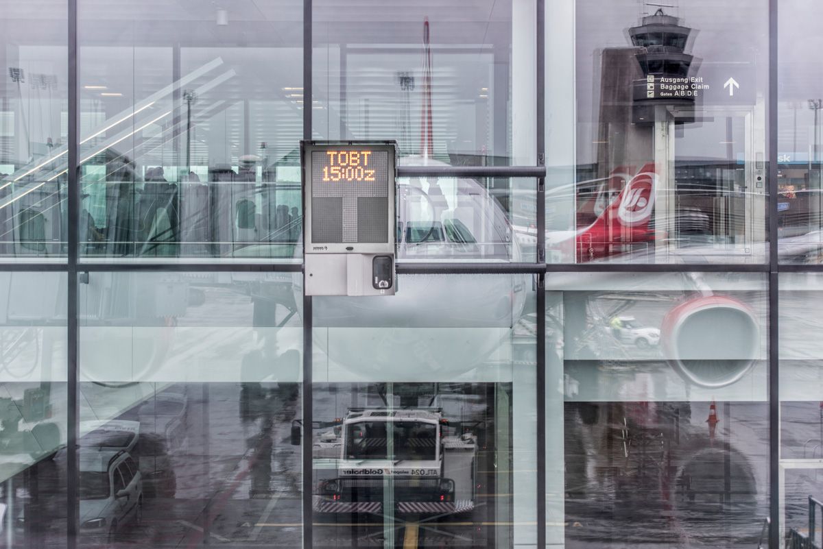 Joe Willems Fotografie Fenster Flughafen Terminal mit großer Spiegelung eines Flugzeuges