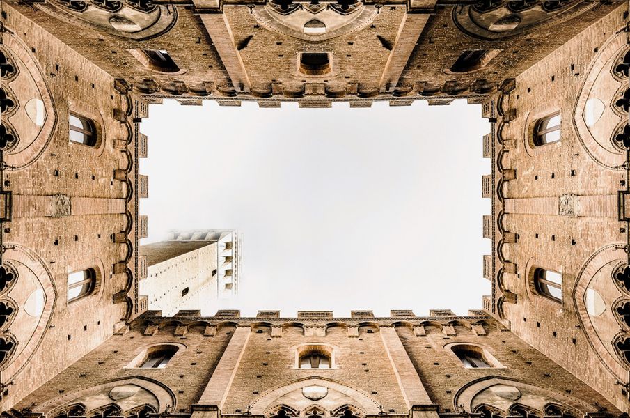Georgia Ortner abstrakte Fotografie perspektive Untersicht Burg Kirche Innenhof mit Turm im Himmel