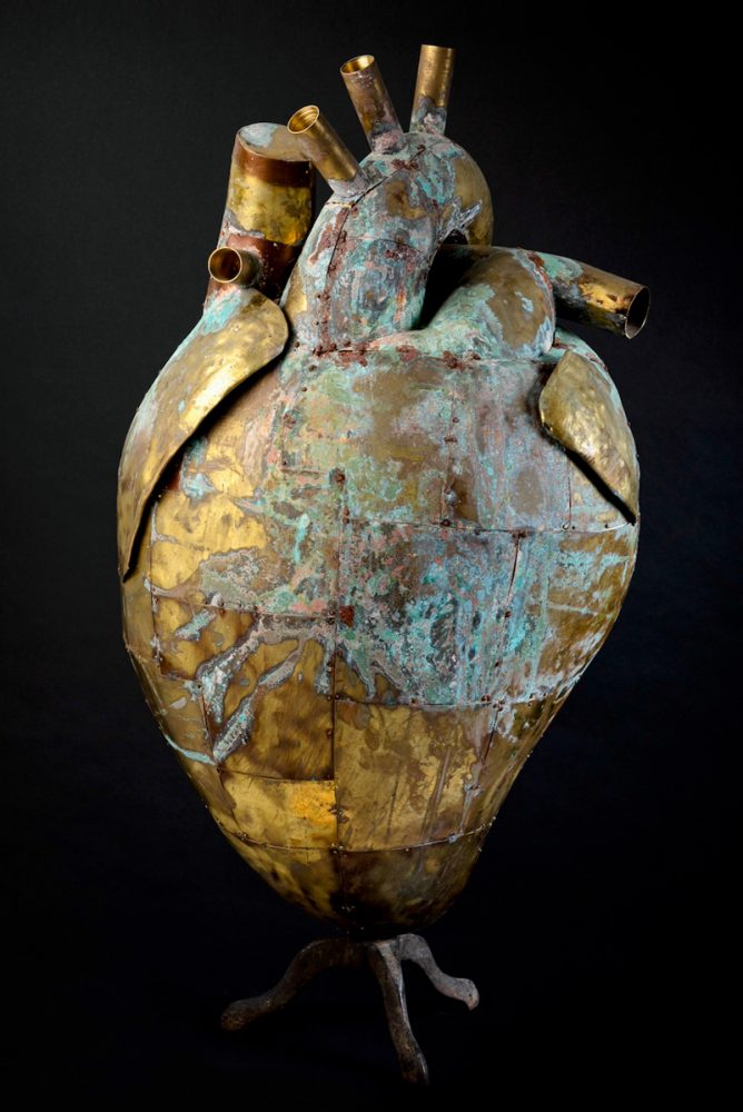 Stefano Prina Escultura Corazón de latón con manchas oxidadas