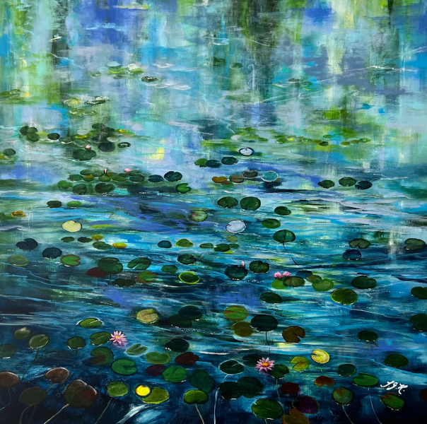 Sandra Gebhardt-Hoepfners  "Water Lilies 8" farbenfrohes Gemälde zeigt die schläfrigen, träge auf dem leicht dahin strömenden Wasser liegenden Wasserlilien zu beobachten und das leise Plätschern des Wassers zu hören. Die Farbe sind dunkelblau, pink, weiß, dunkelpink, gelb, grün, hell und dunkel und hellblau.