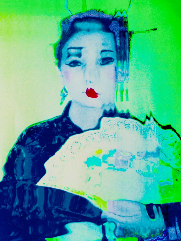 Manfred Vogelsänger fotografia analogica astratta donna asiatica con ventaglio e volto distorto al neon