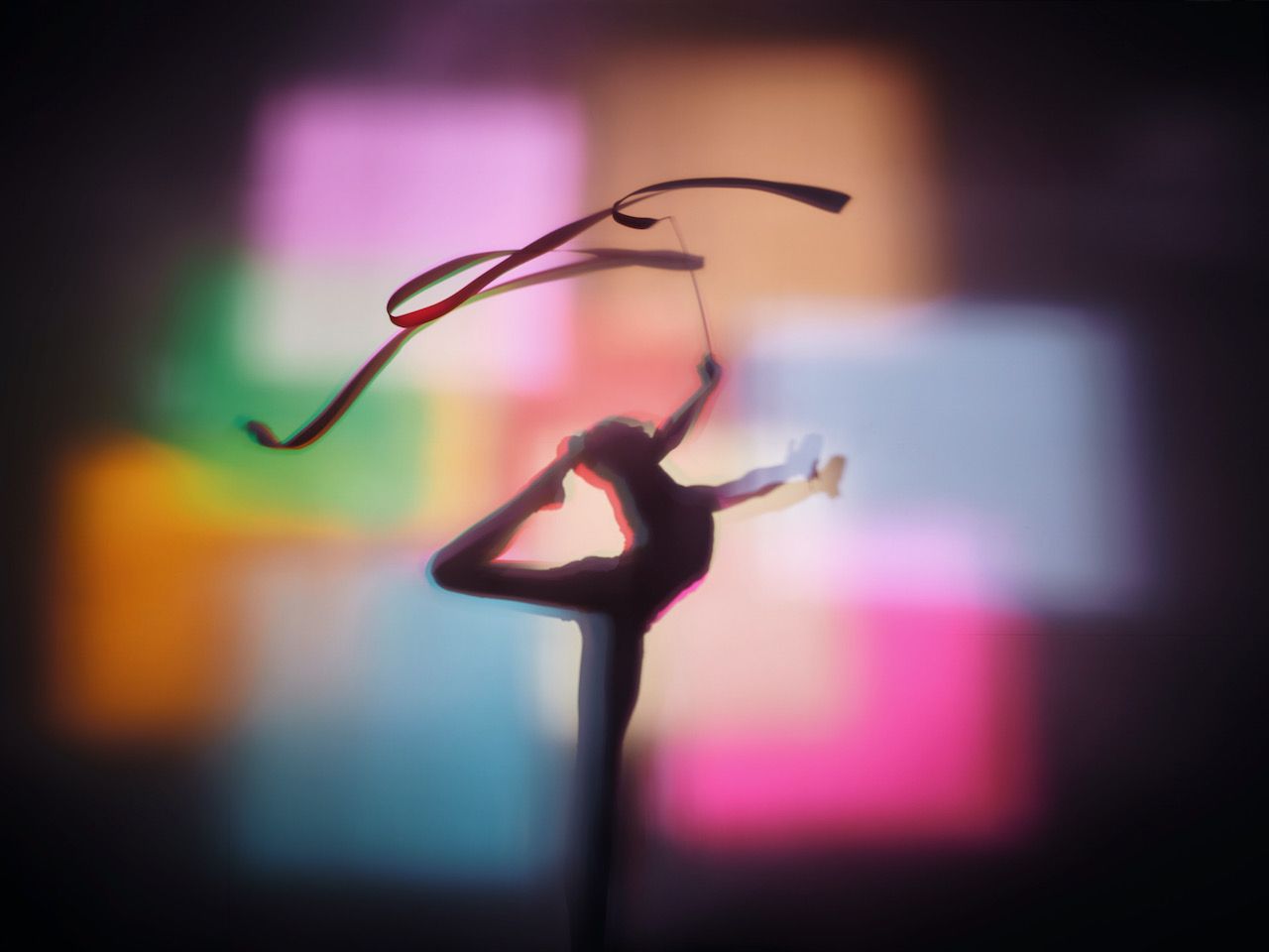 Michael Haegele fotografia astratta silhouette di una ballerina di ginnastica con nastro e quadrati luminosi sullo sfondo