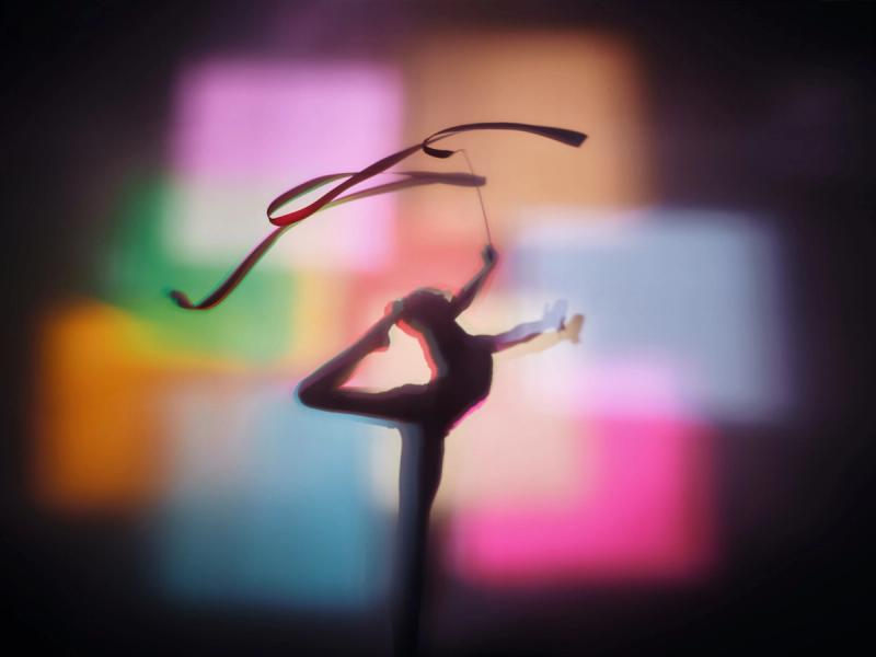 Michael Haegele abstrakte Fotografie Silhouette Gymnastik Tänzerin mit Band und leuchtende Quadrate im Hintergrund