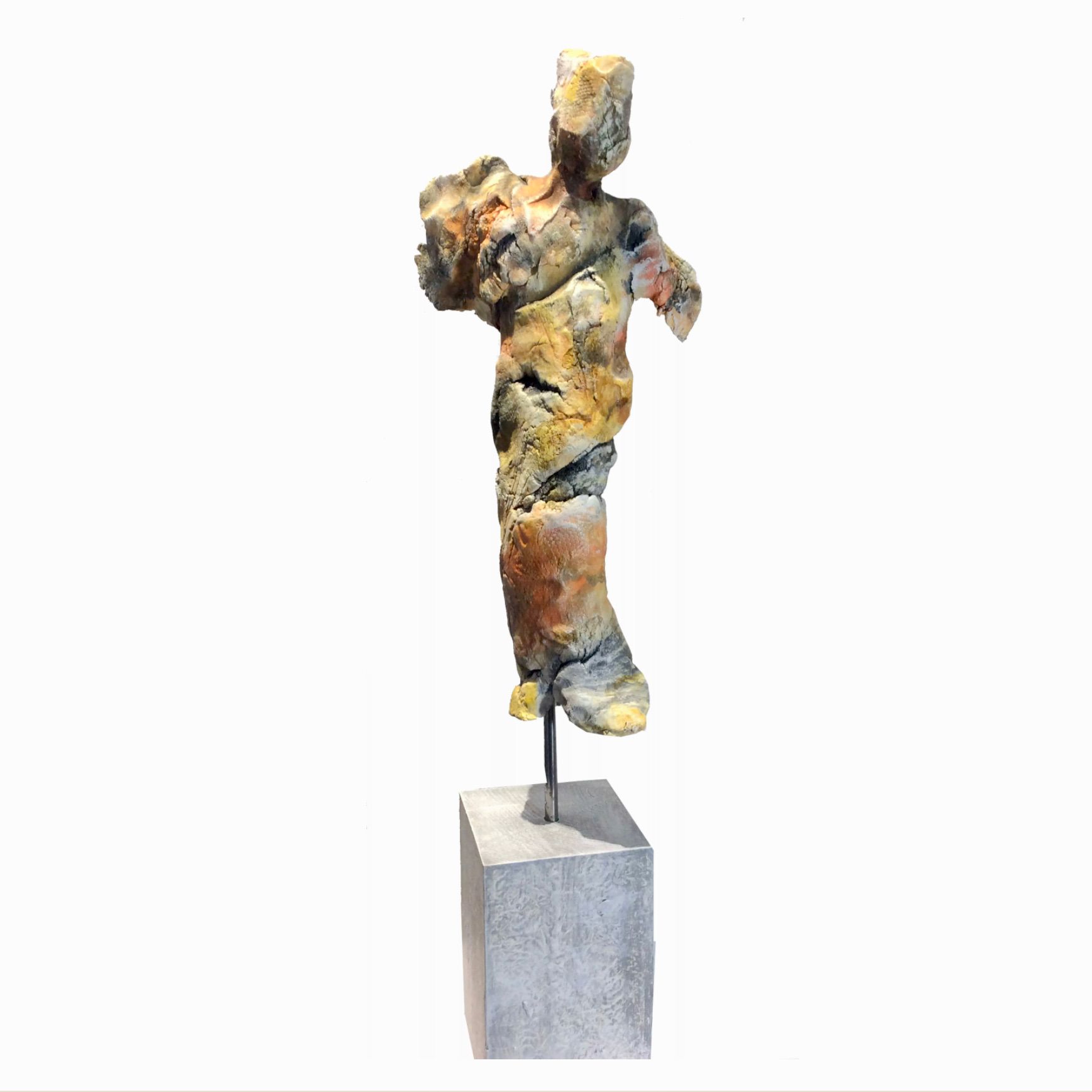 伊洛娜-施密特的 "FIGURINE NR. XII "展示了一个用粘土制成的模型身体的雕塑，经过烧制，带有木质支架和冷色的铜锈。